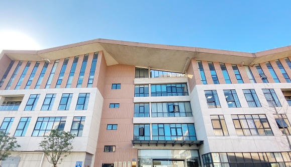 依托青蓮生豬產(chǎn)業(yè)研究院，積極與國內(nèi)外科研單位和高校開展多種形式的合作研究。